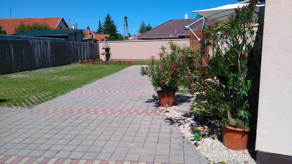 Flora Apartman Gyula Exteriér fotografie