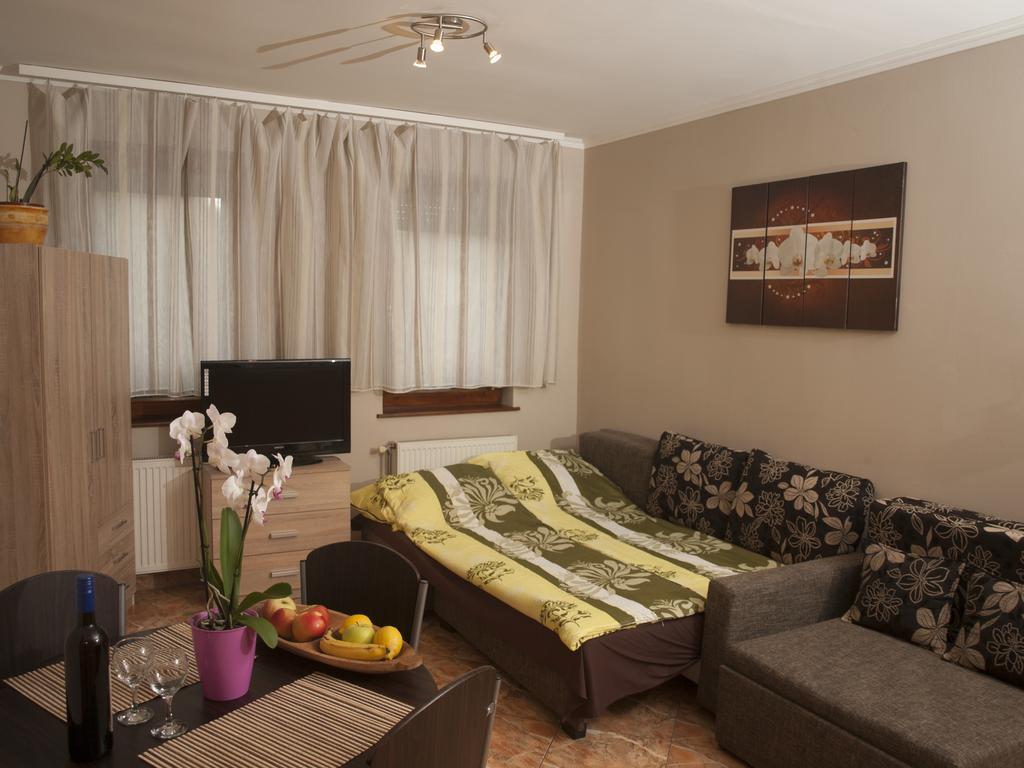 Flora Apartman Gyula Exteriér fotografie